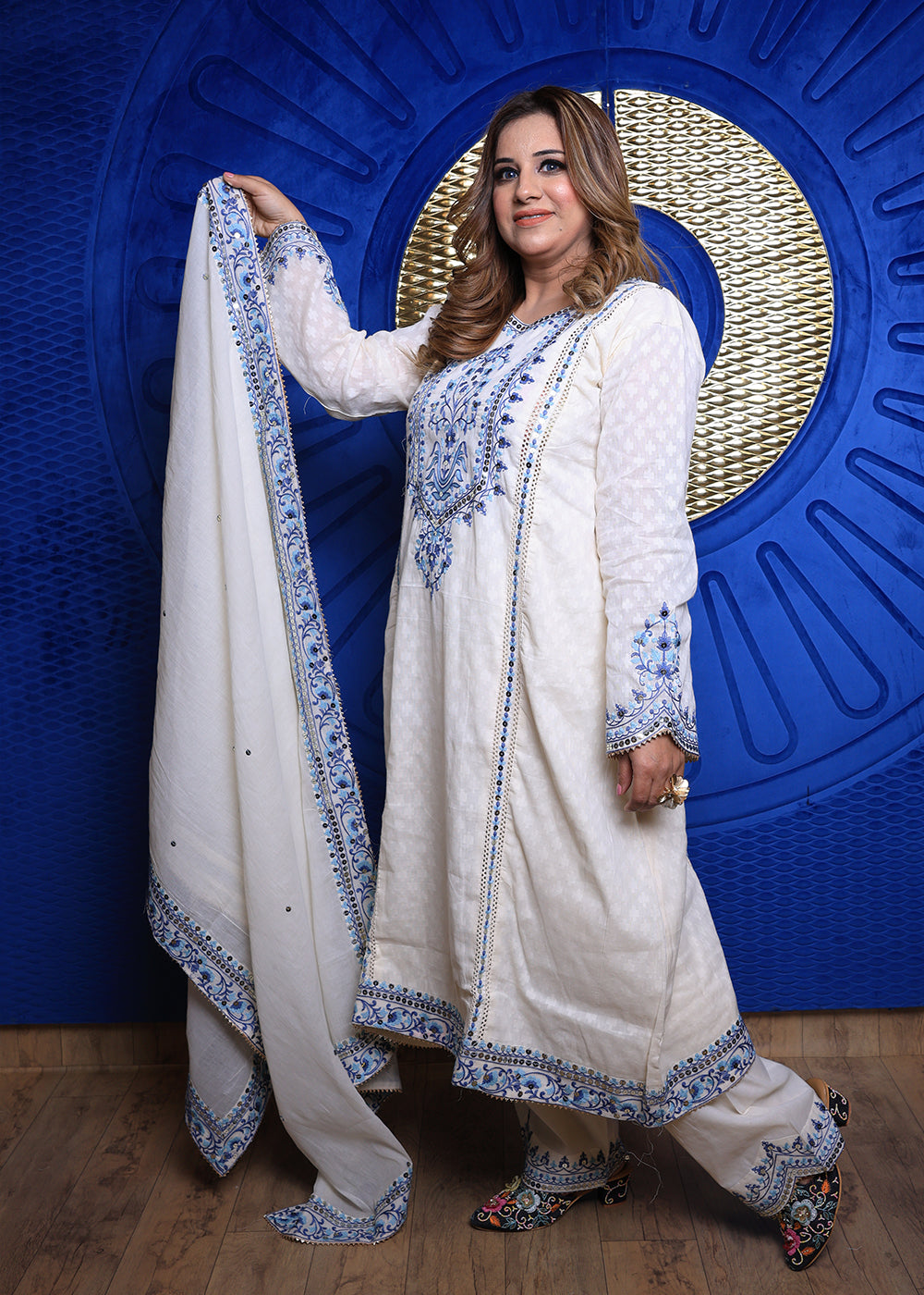 Naqsh Beautiful Embroidery Work Suit (Image)