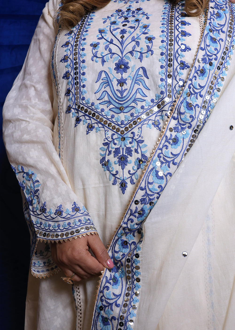 Naqsh Beautiful Embroidery Work Suit (Image)